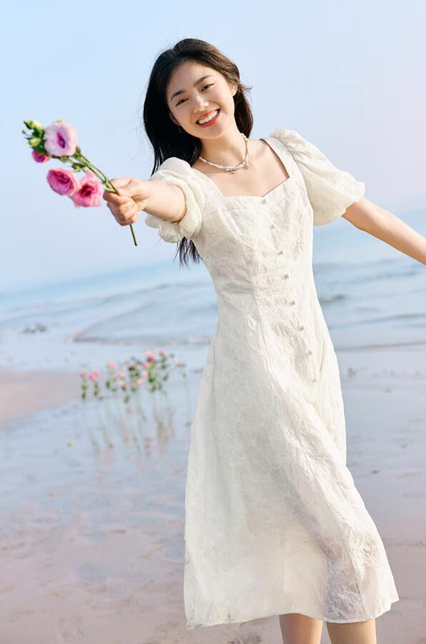 太平鸟法式浪漫泡泡袖连衣裙价格大曝光 看看是你心动的哪款么